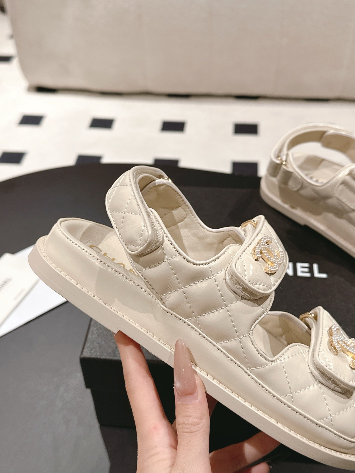 CHANEL 25 Dad Deals Sandals Beige Cream Patent Leather 237593