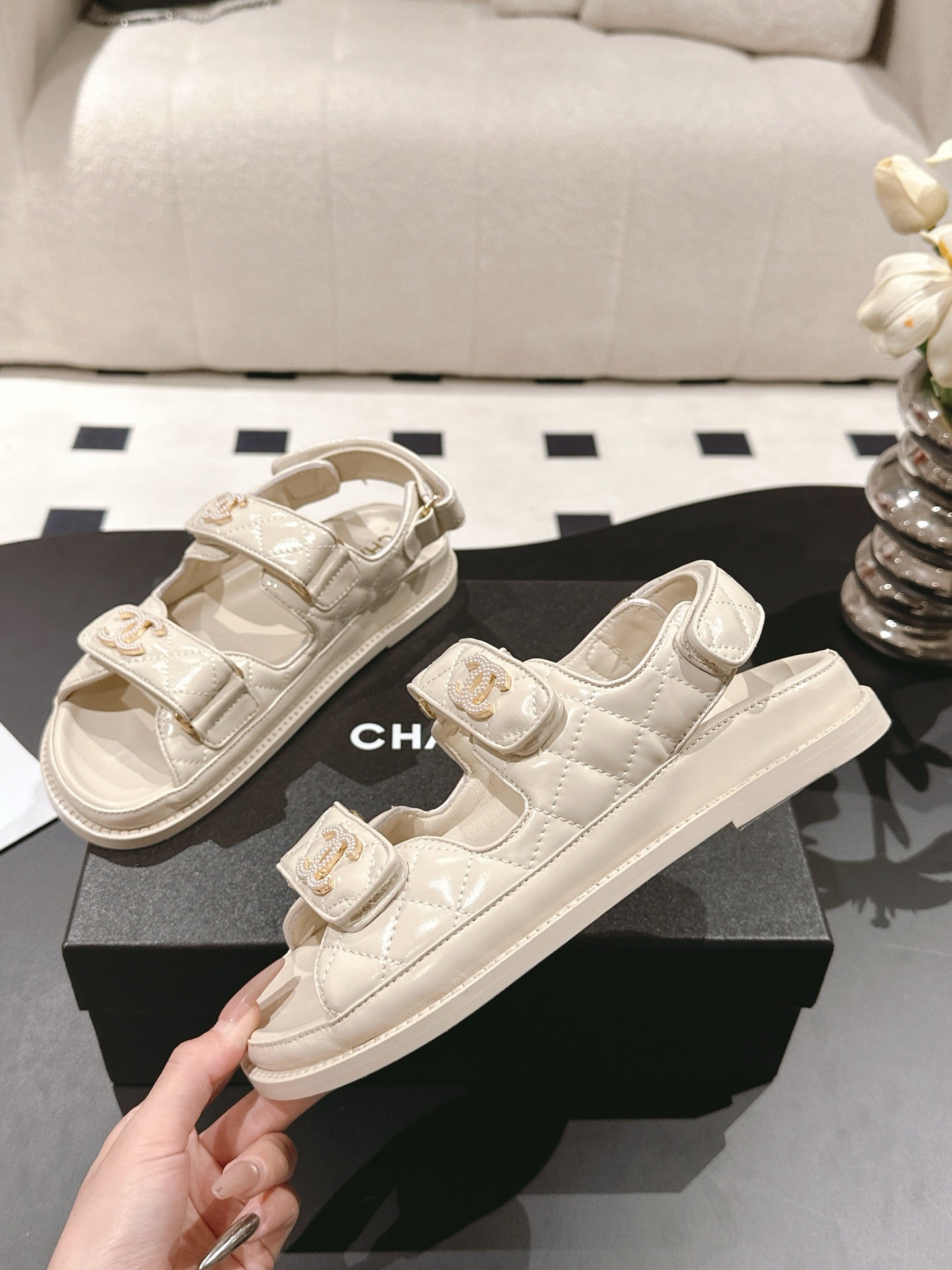 CHANEL 25 Dad Deals Sandals Beige Cream Patent Leather 237593