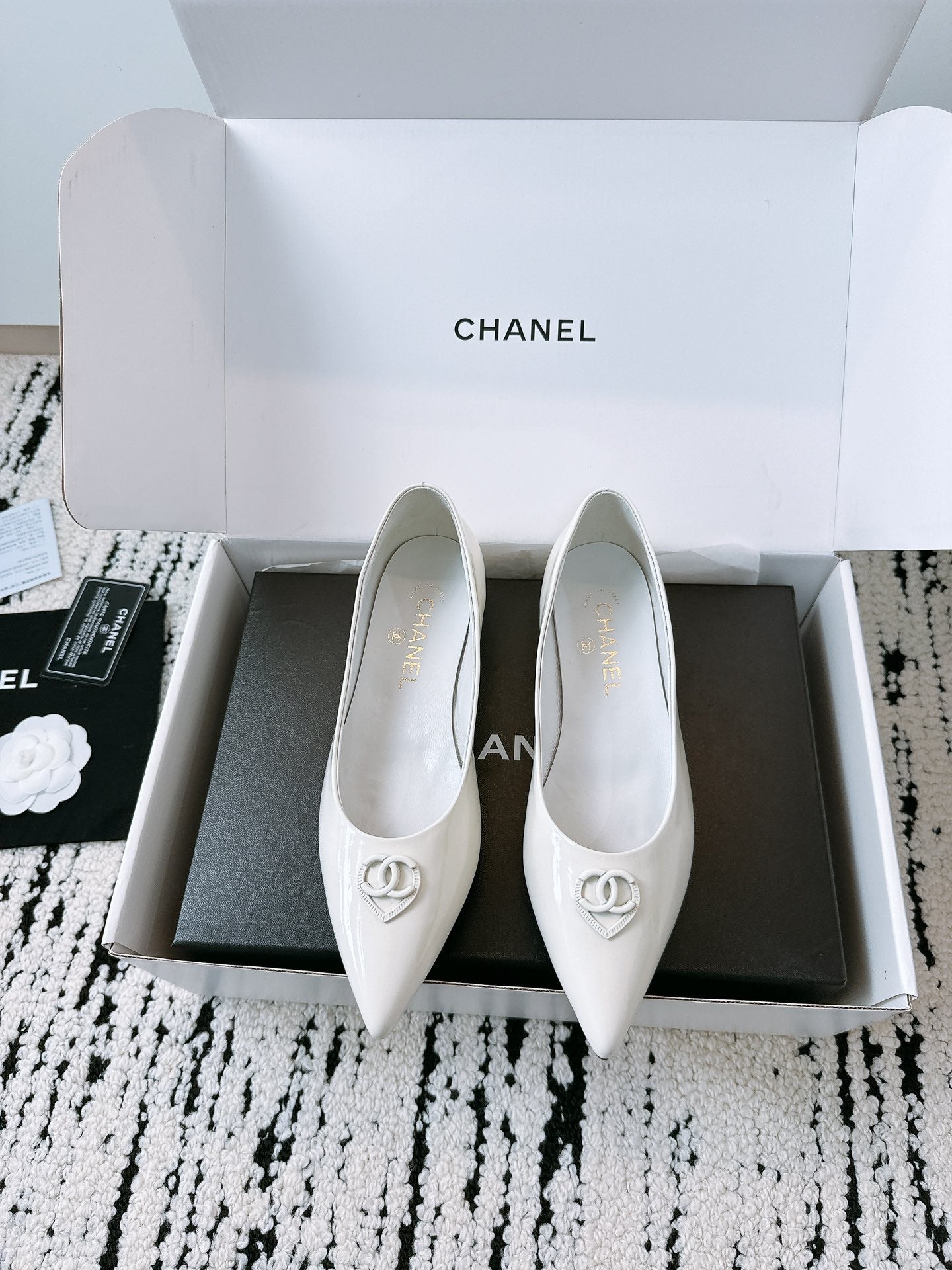 CHANEL Ballet Flats In White Glossy Lambskin 144669