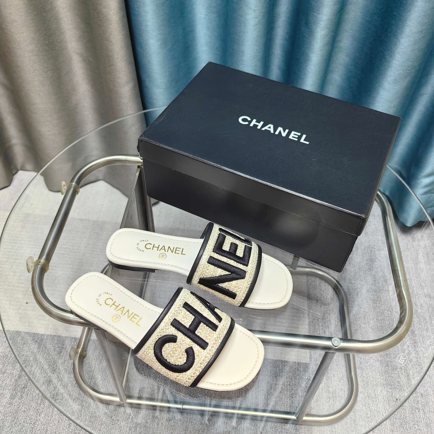 CHANEL 25 Mule Raffia Large Logo