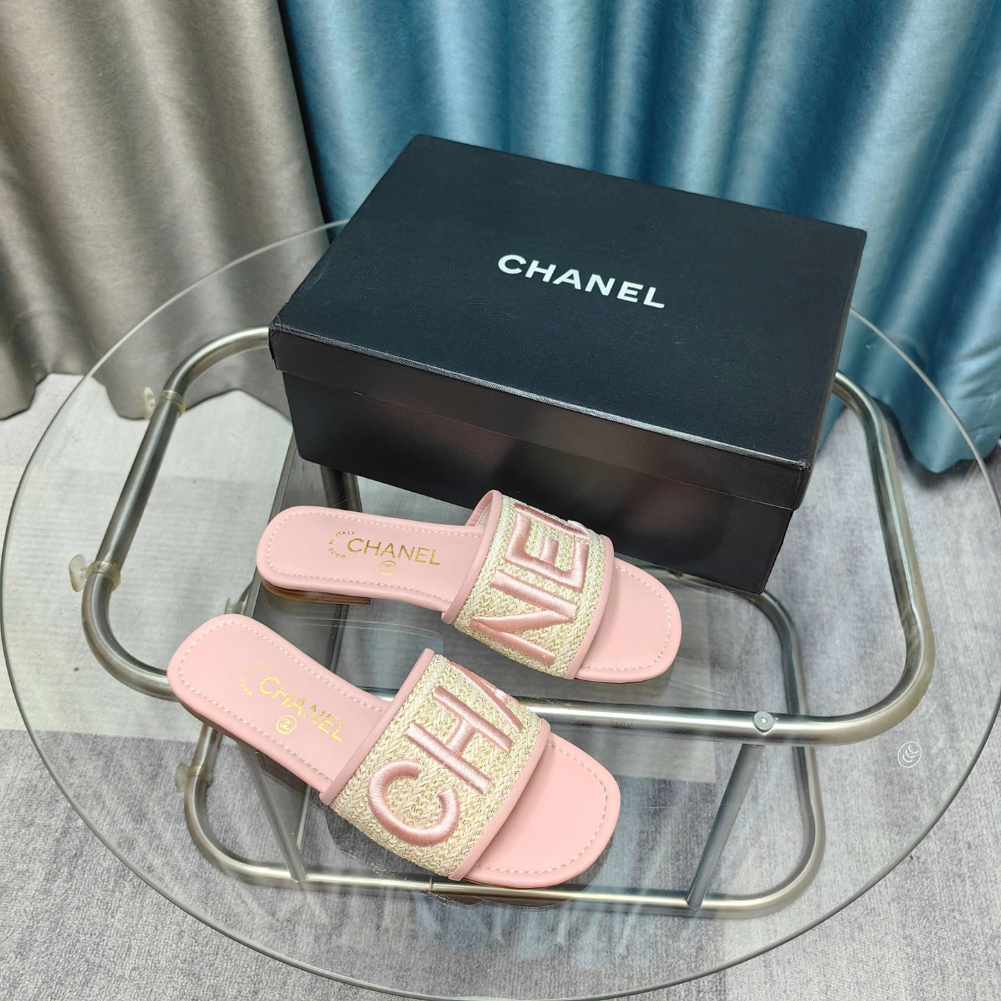 CHANEL 25 Mule Raffia Large Logo