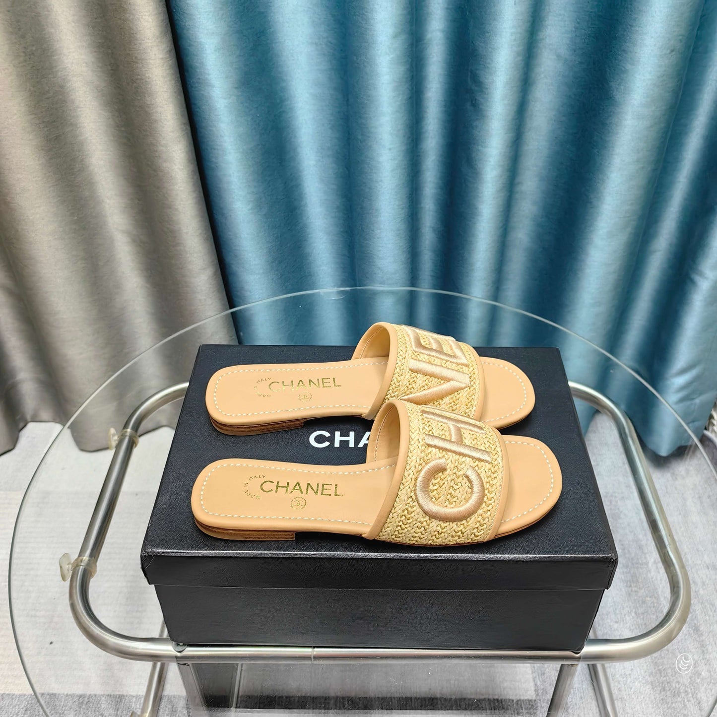 CHANEL 25 Mule Raffia Large Logo