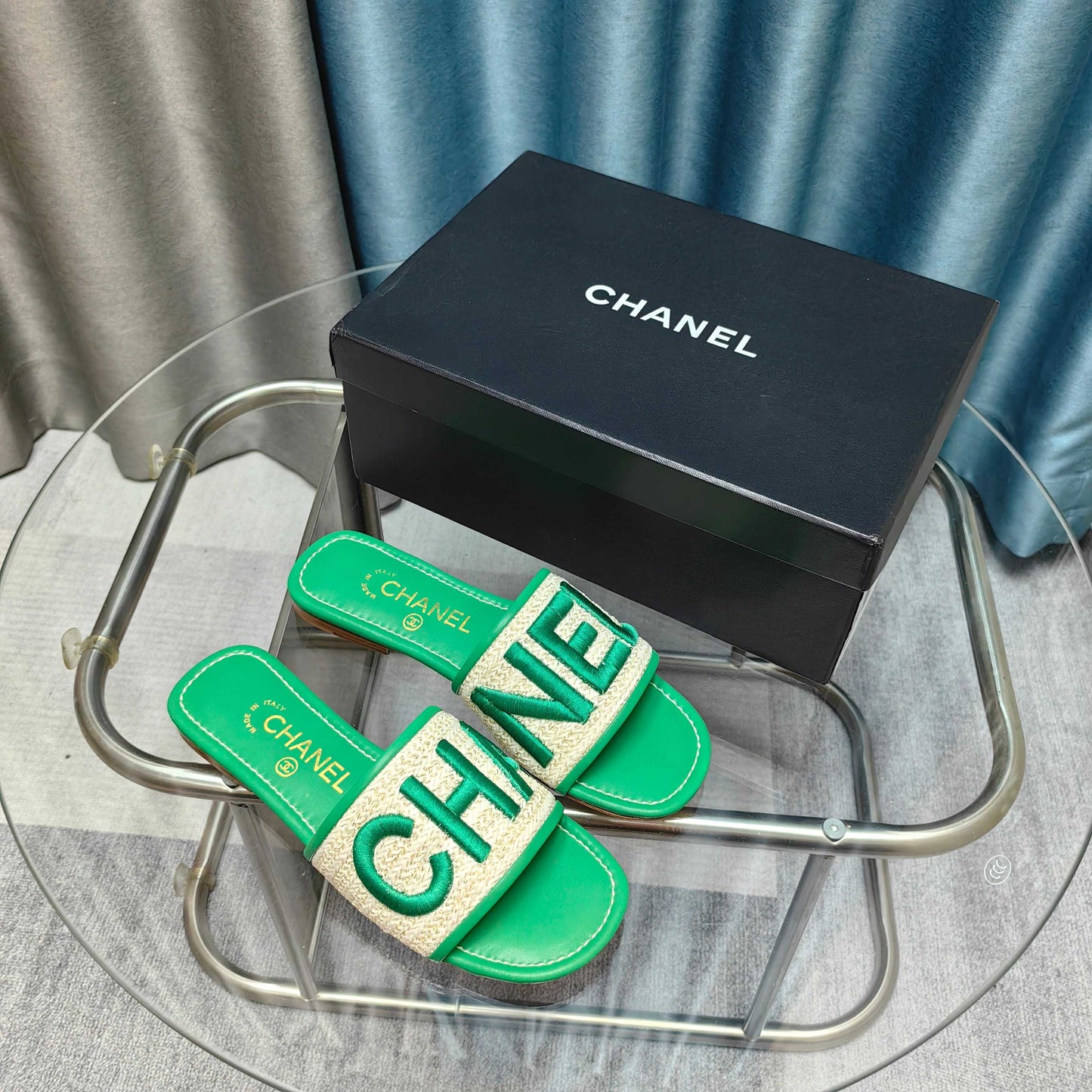CHANEL 25 Mule Raffia Large Logo