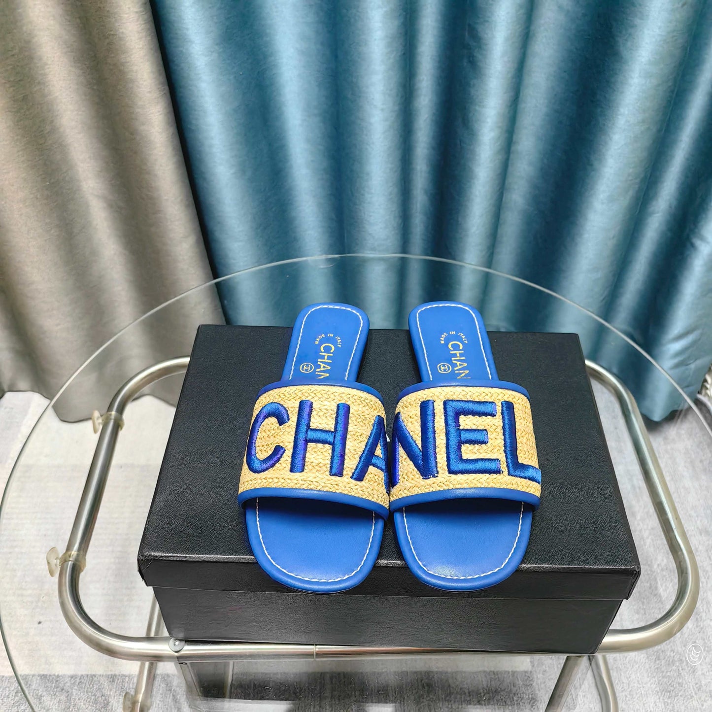 CHANEL 25 Mule Raffia Large Logo
