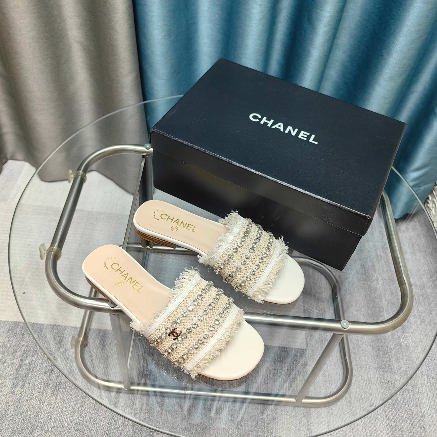 CHANEL 25 Mule Raffia Strass