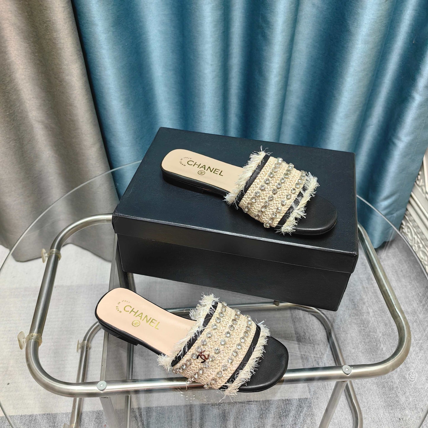 CHANEL 25 Mule Raffia Strass
