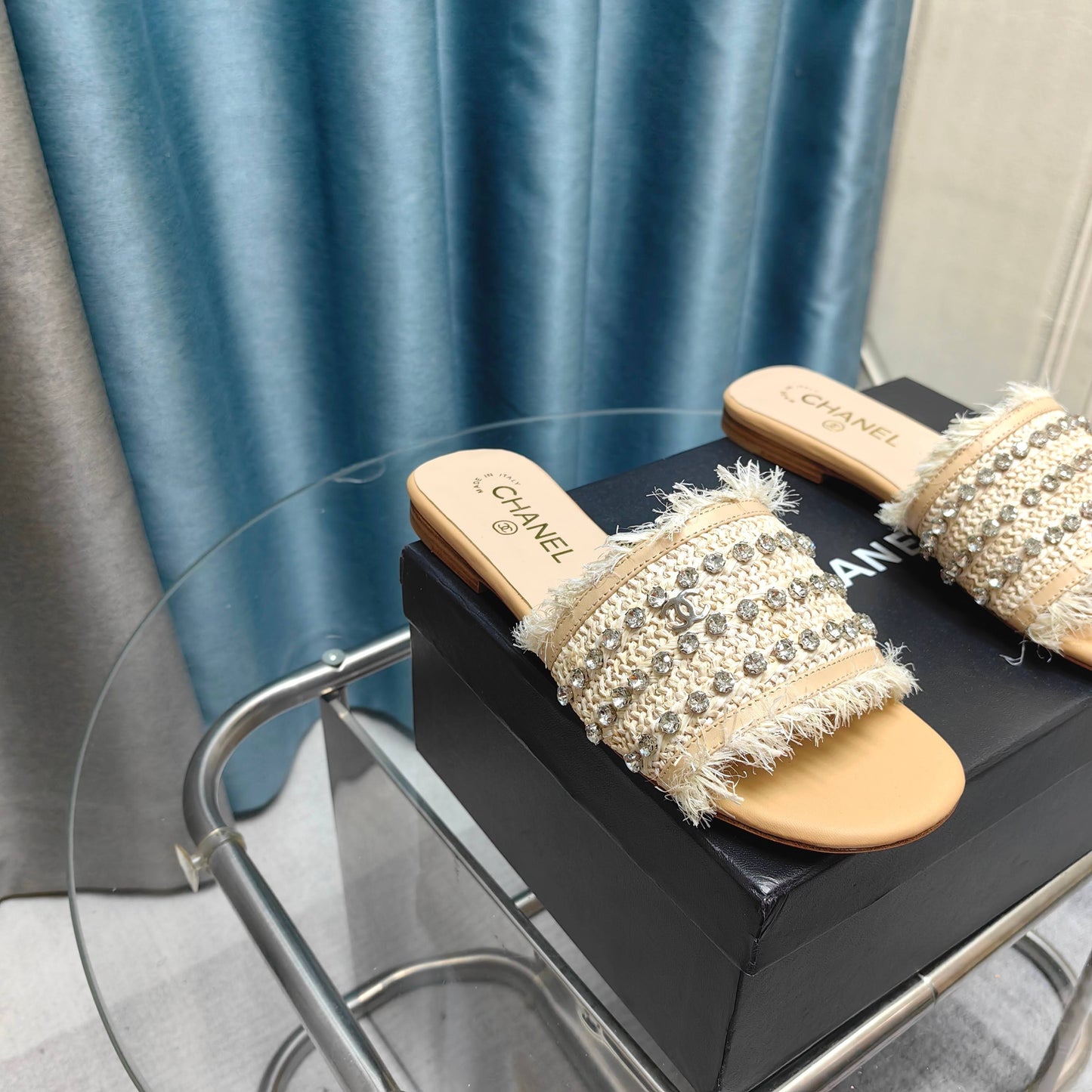 CHANEL 25 Mule Raffia Strass