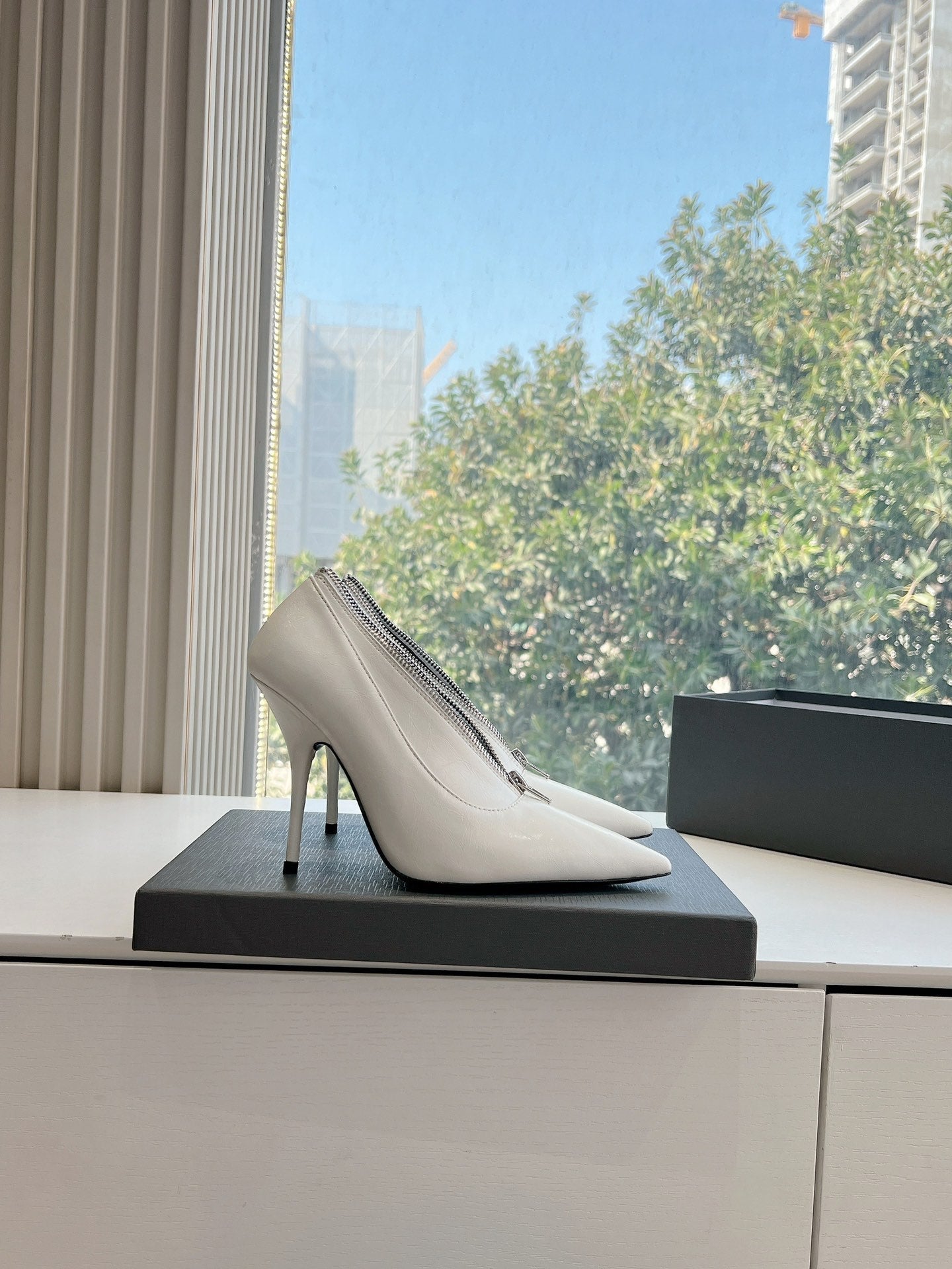 Balanciaga ZIPPER POINTED-TOE HIGH PUMPS IN WHITE WAX-OIL SHEEPSKIN