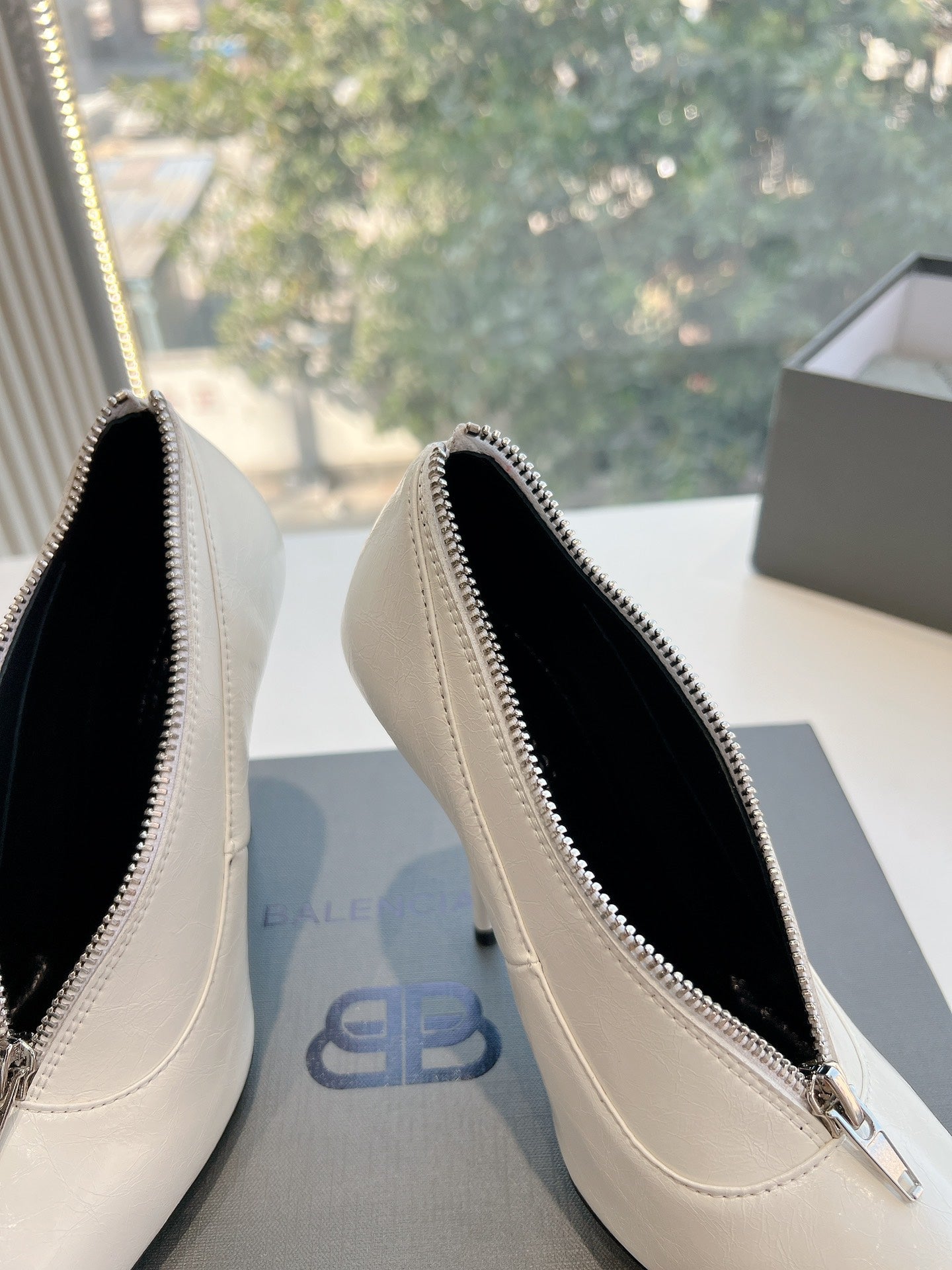 Balanciaga ZIPPER POINTED-TOE HIGH PUMPS IN WHITE WAX-OIL SHEEPSKIN