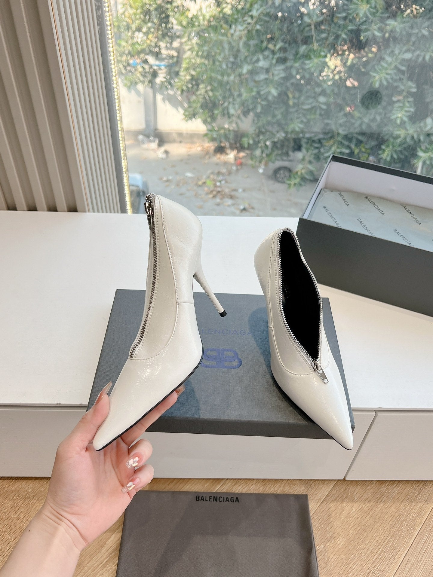 Balanciaga ZIPPER POINTED-TOE HIGH PUMPS IN WHITE WAX-OIL SHEEPSKIN