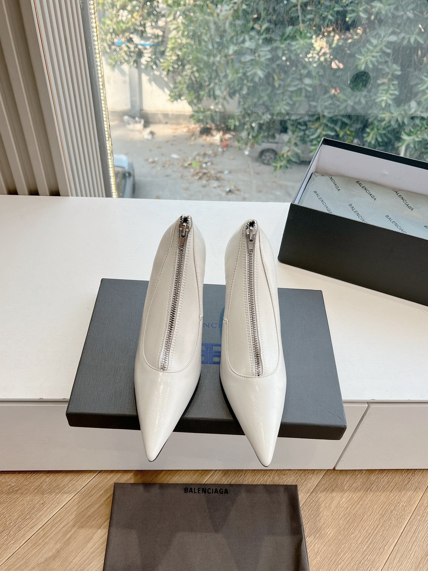 Balanciaga ZIPPER POINTED-TOE HIGH PUMPS IN WHITE WAX-OIL SHEEPSKIN