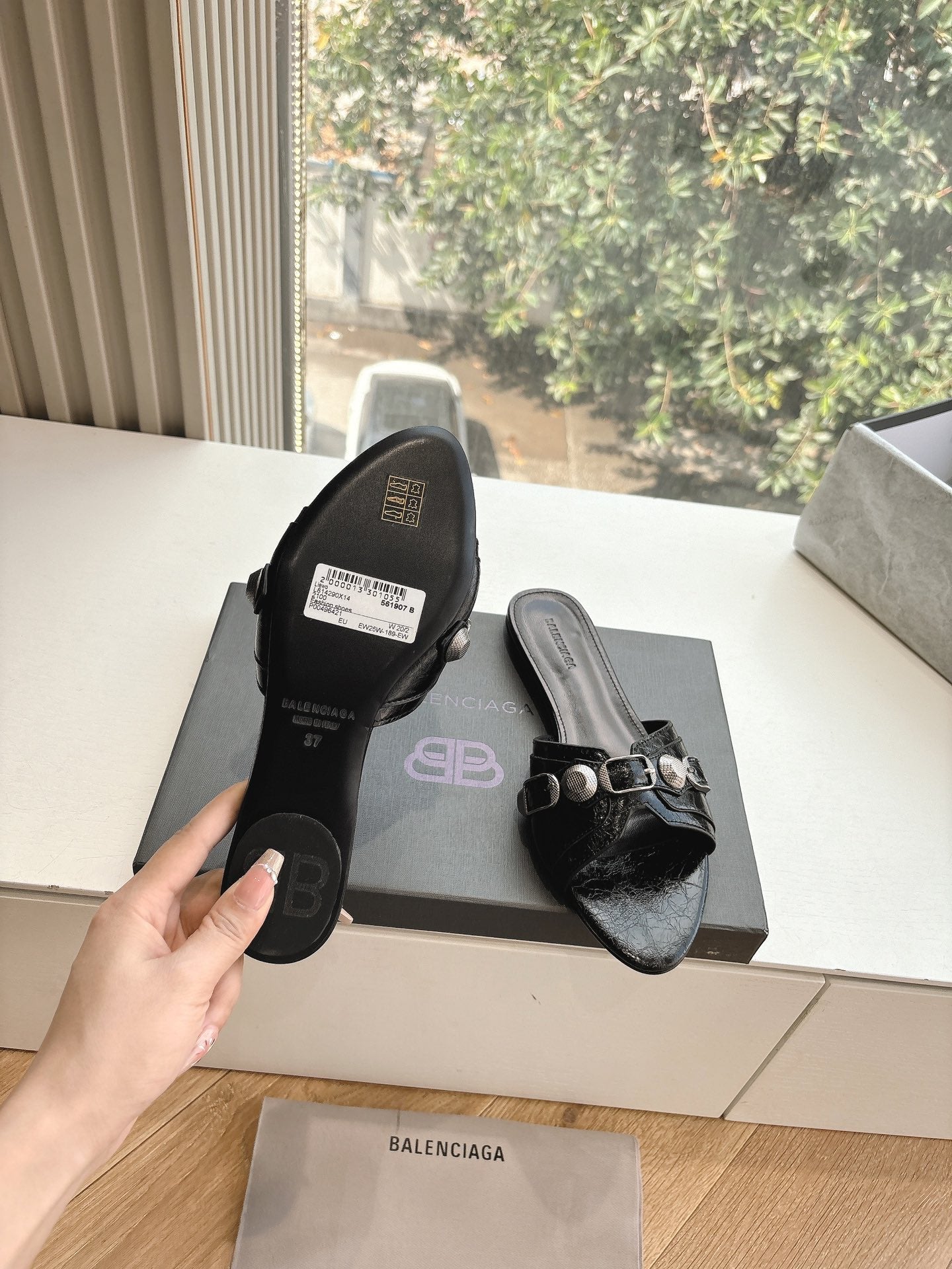 Balanciaga CAGOLE FLAT MULES IN BLACK CALFSKIN