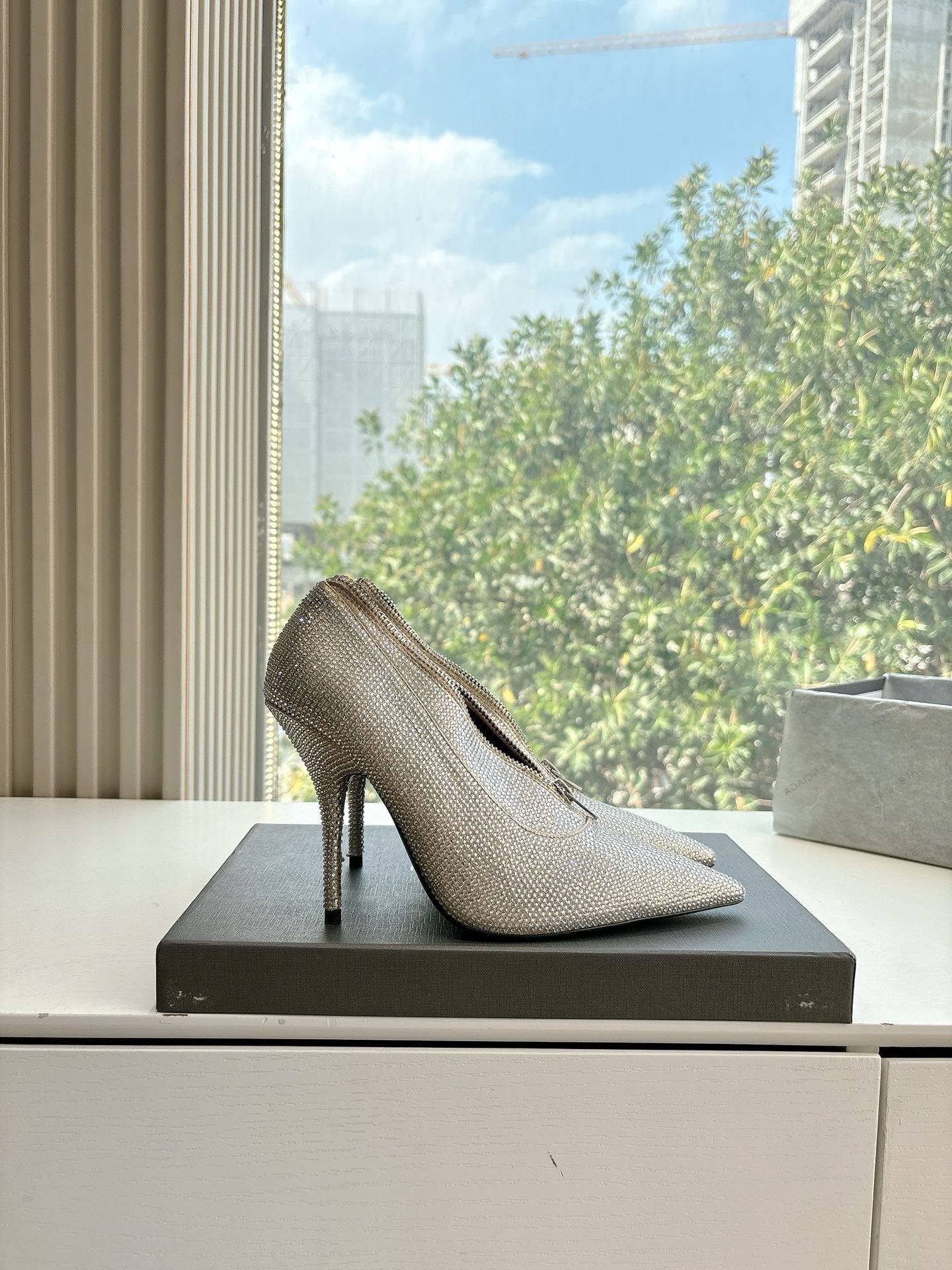 Balanciaga ZIPPER POINTED-TOE HIGH PUMPS IN BEIGE SUEDE ATTACHED SILVER CRYSTAL