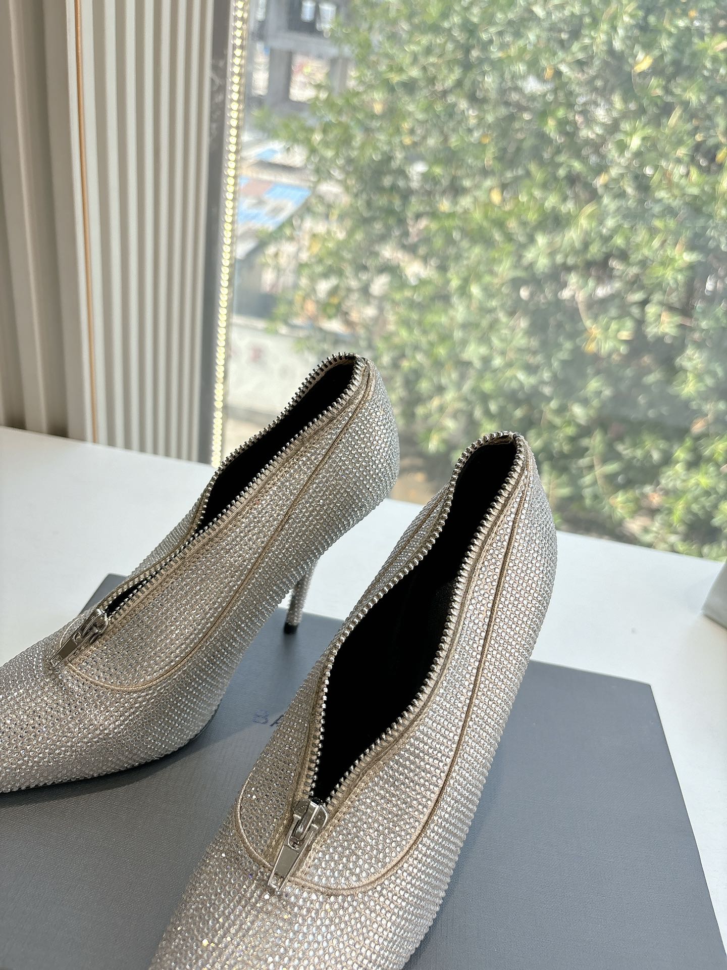 Balanciaga ZIPPER POINTED-TOE HIGH PUMPS IN BEIGE SUEDE ATTACHED SILVER CRYSTAL