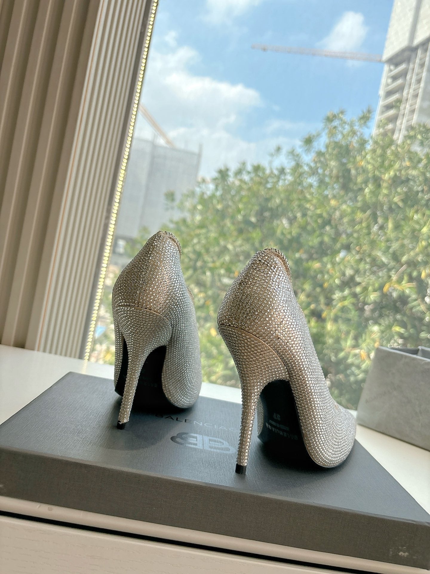 Balanciaga ZIPPER POINTED-TOE HIGH PUMPS IN BEIGE SUEDE ATTACHED SILVER CRYSTAL