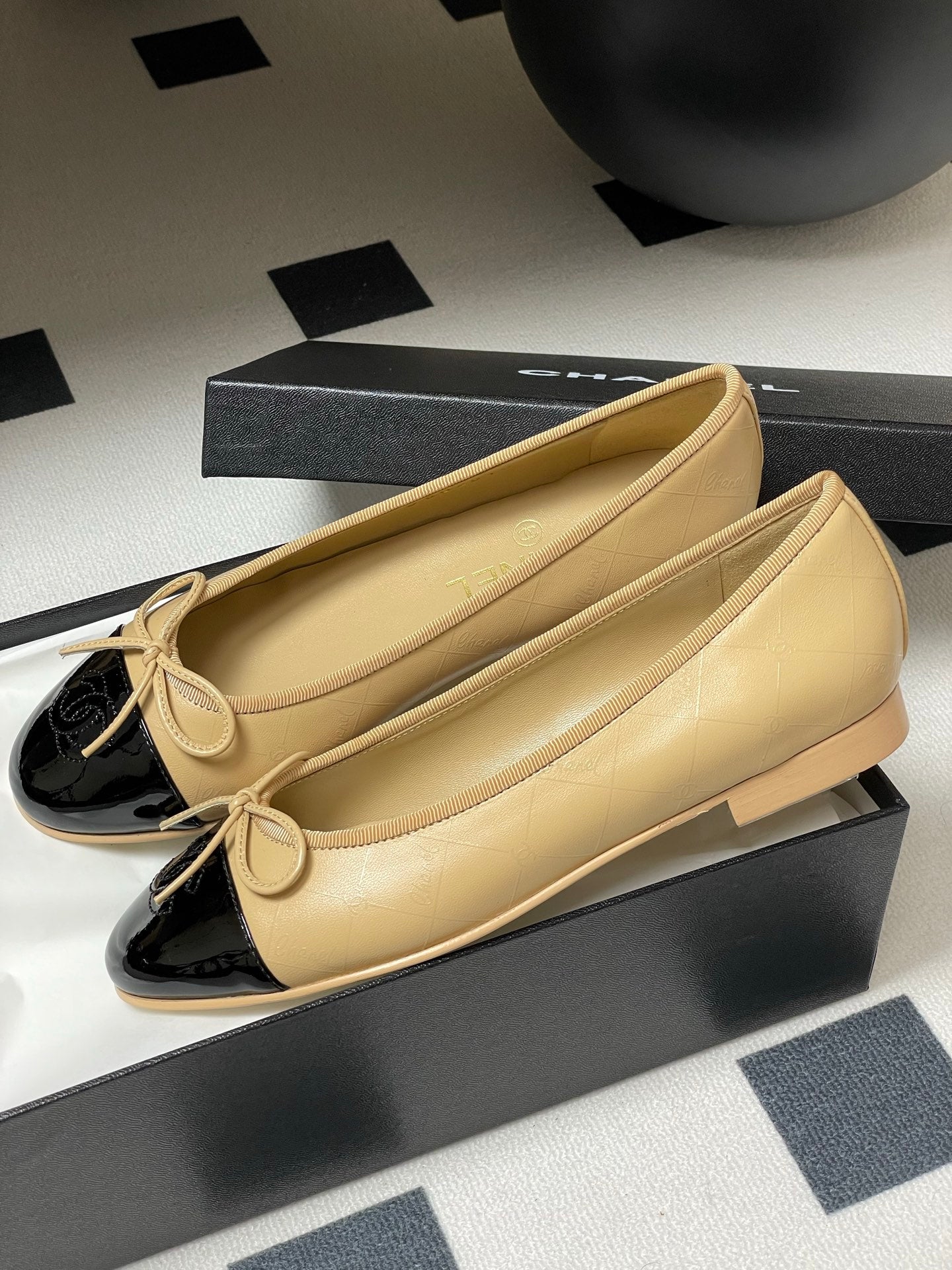 CHANEL 25P Beige Black Quilted Calfskin