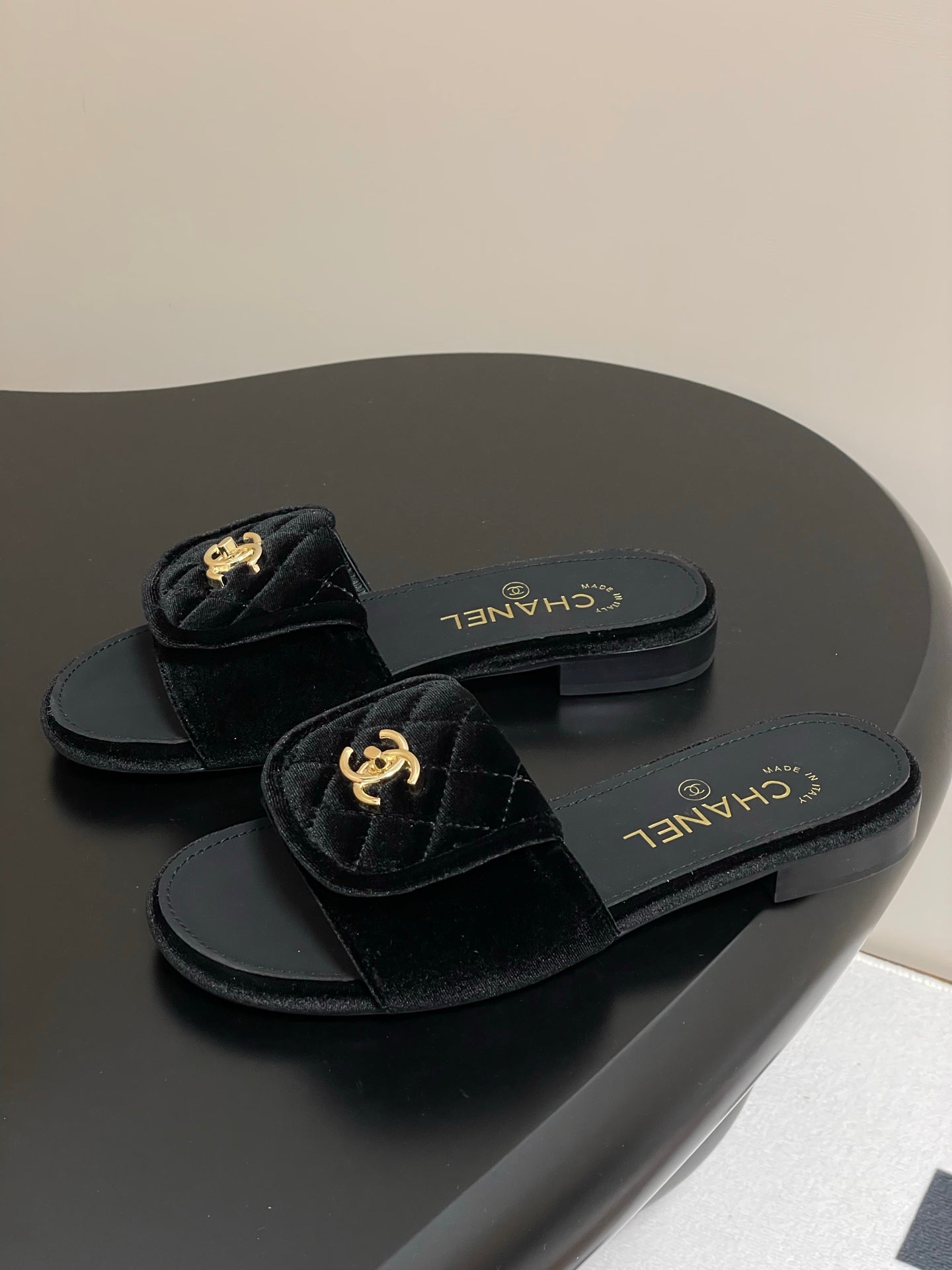 CHANEL 25F Slide Quilted