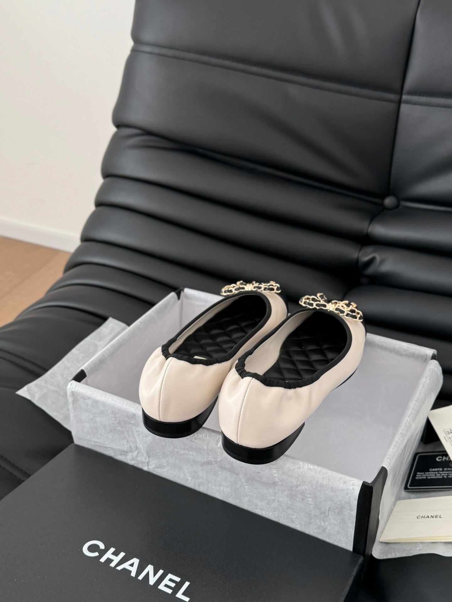 CHANEL Ballet Flats In White Lambskin 143532
