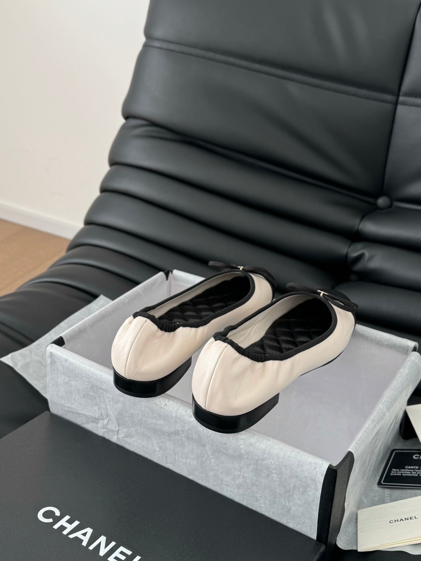 CHANEL Ballet Flats In White Lambskin 143540