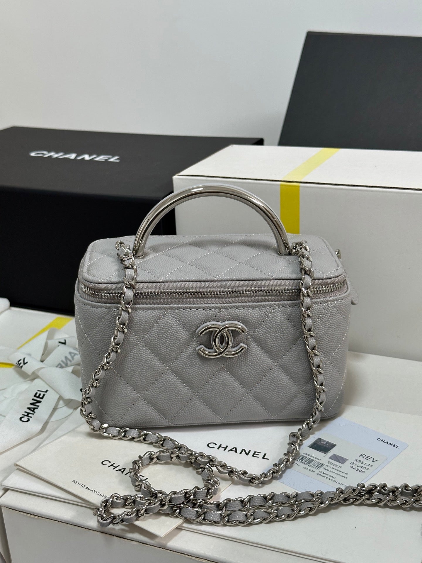 CHANEL 25P Vanity Case 17cm Light Gray Leather Silver Hardware 243466