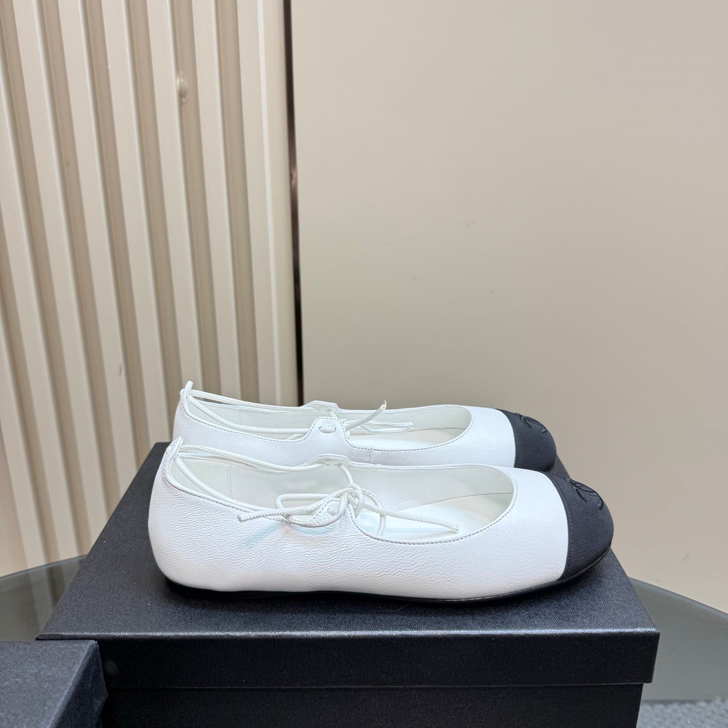 CHANEL 25 Mary Jane Flat White Leather with Fabric 239409