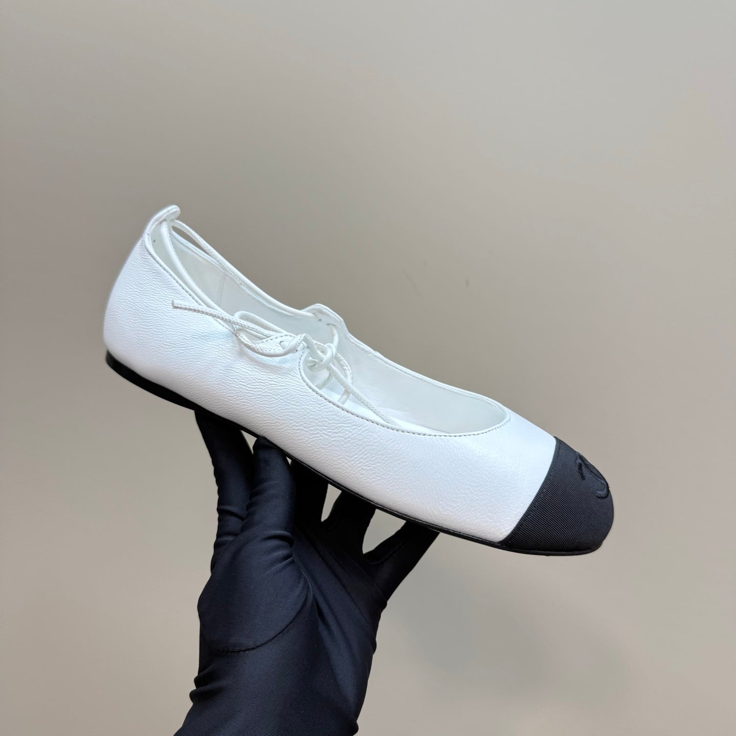 CHANEL 25 Mary Jane Flat White Leather with Fabric 239409