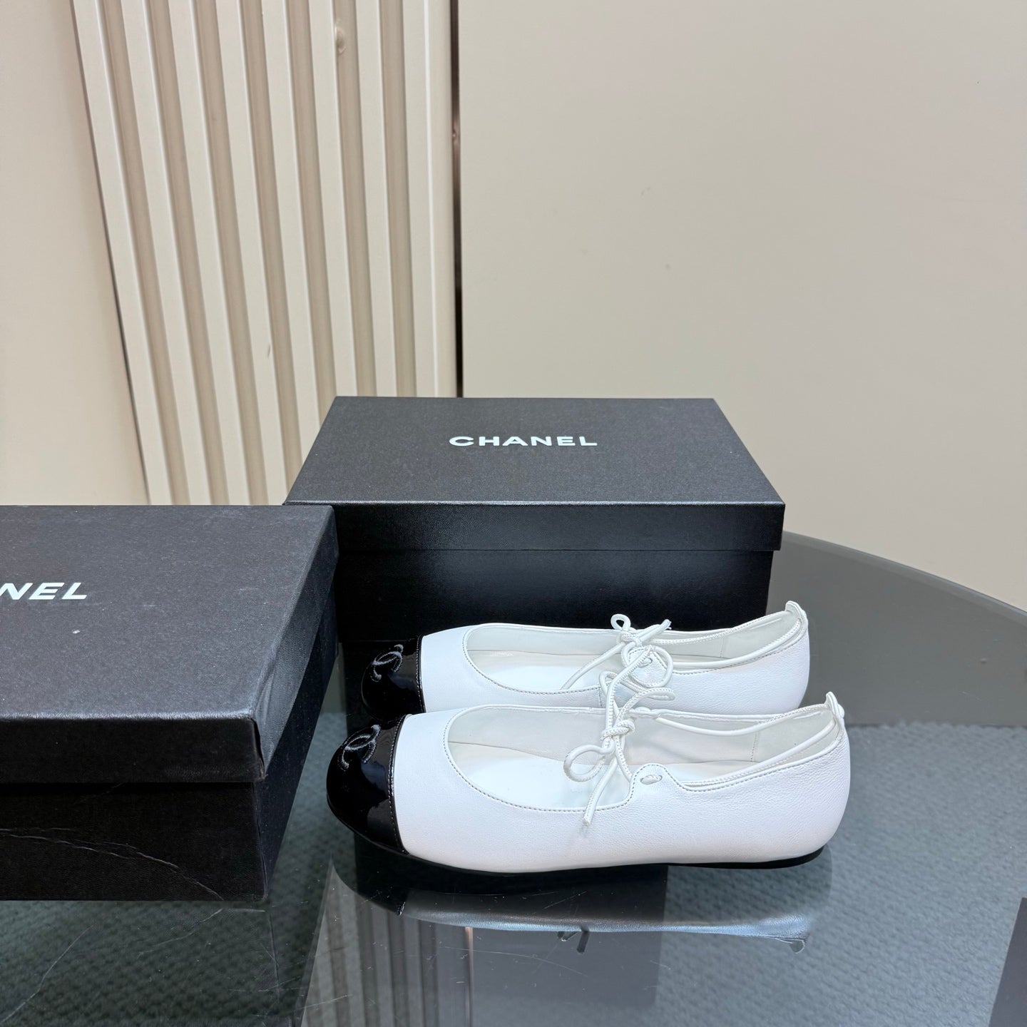 CHANEL 25 Mary Jane Flat White Leather with Patent Leather 239411