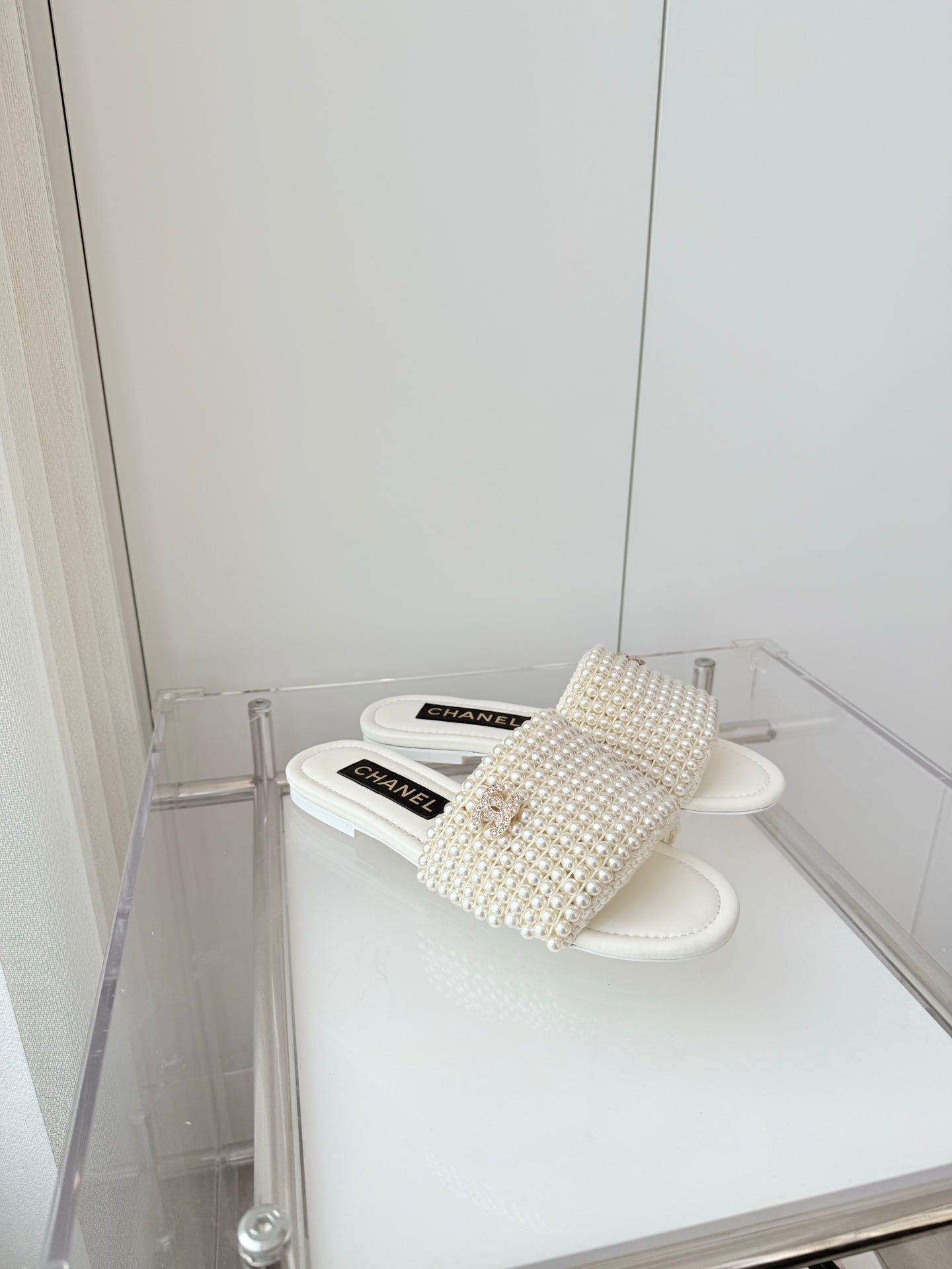 CHANEL 25 Slippers White Leather 238743