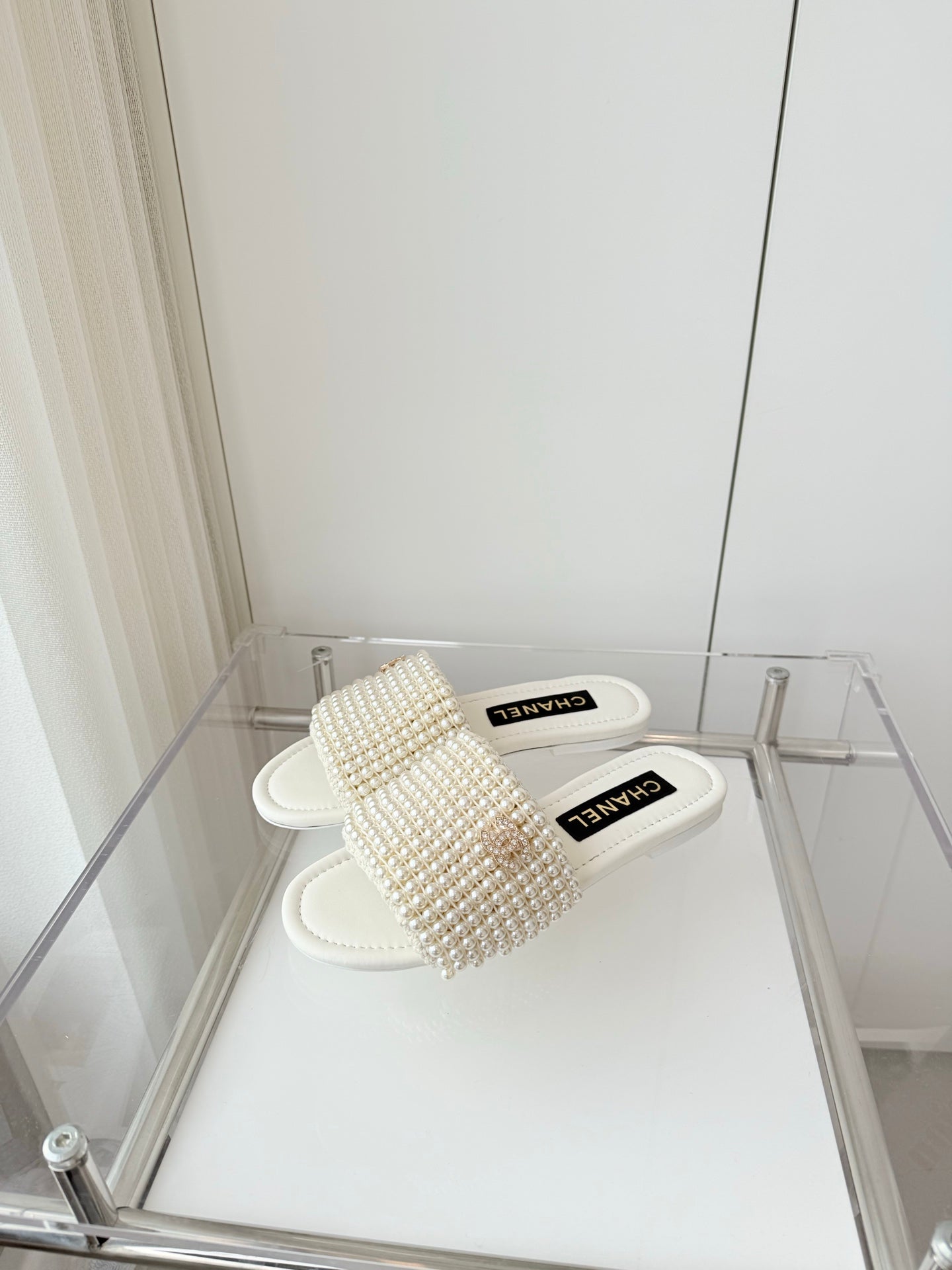 CHANEL 25 Slippers White Leather 238743