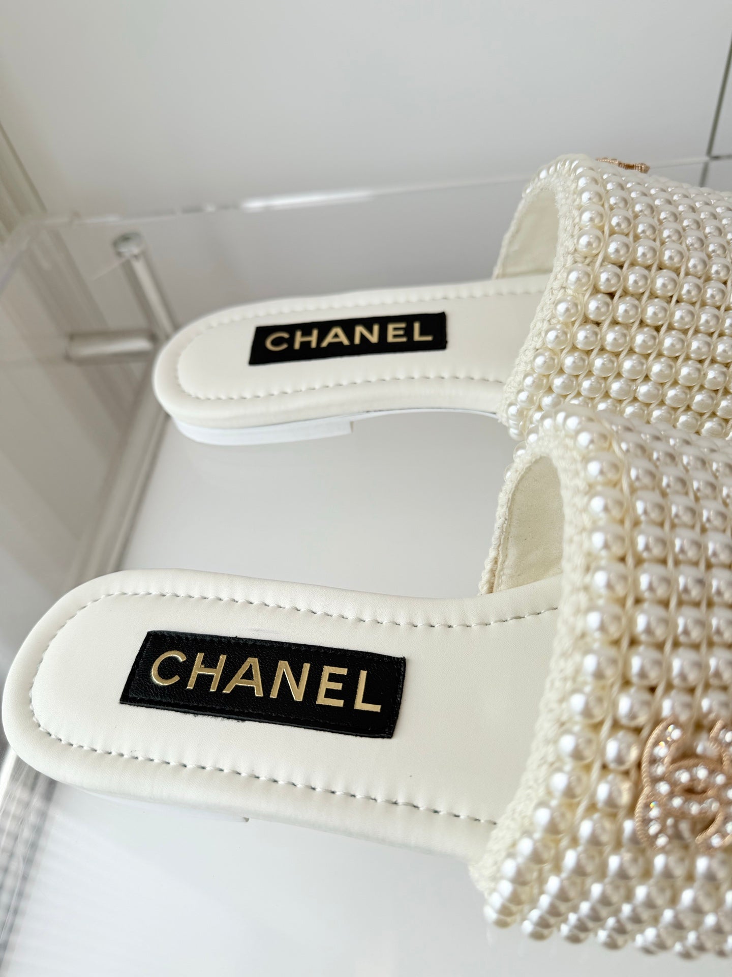 CHANEL 25 Slippers White Leather 238743