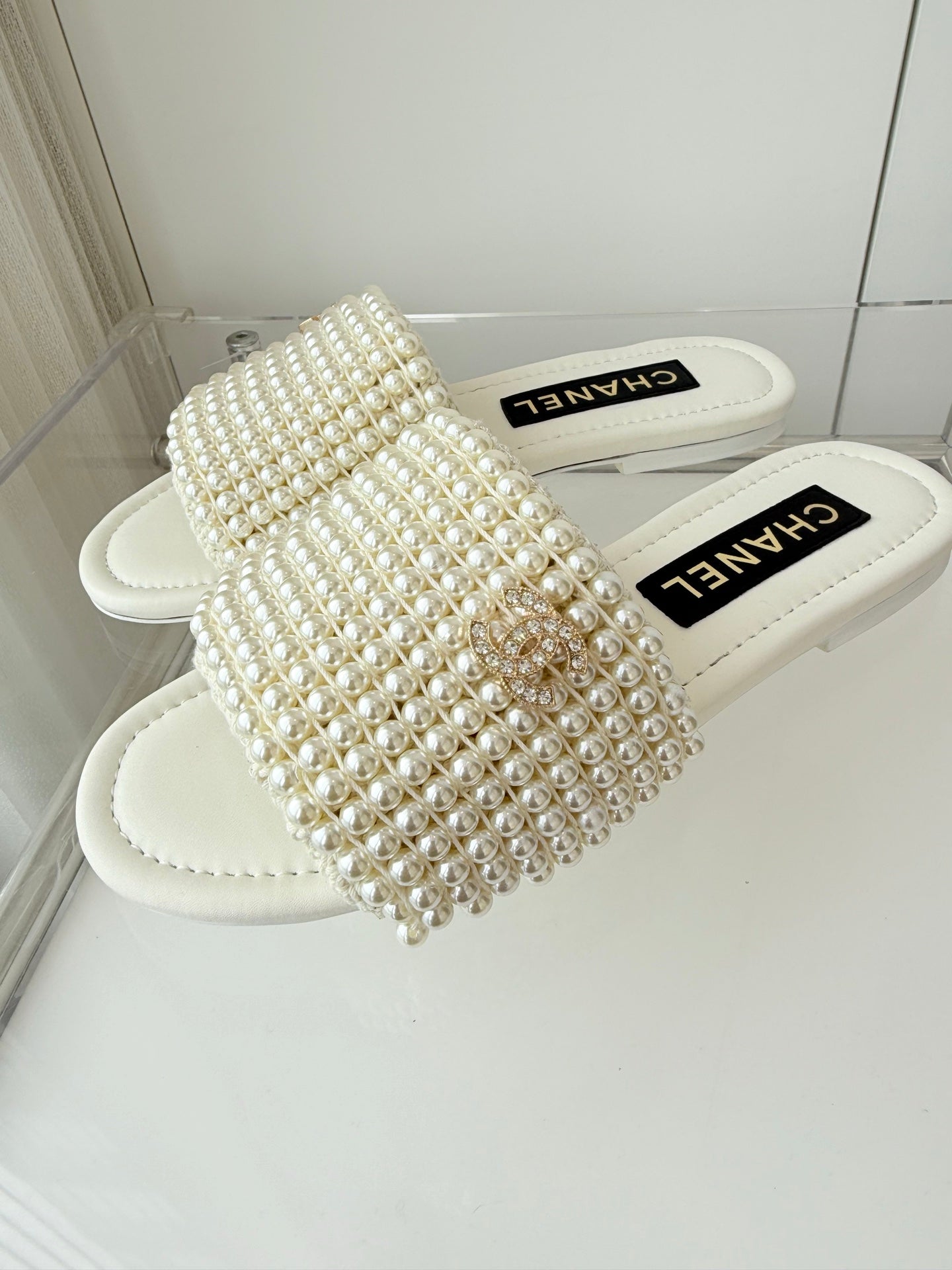 CHANEL 25 Slippers White Leather 238743