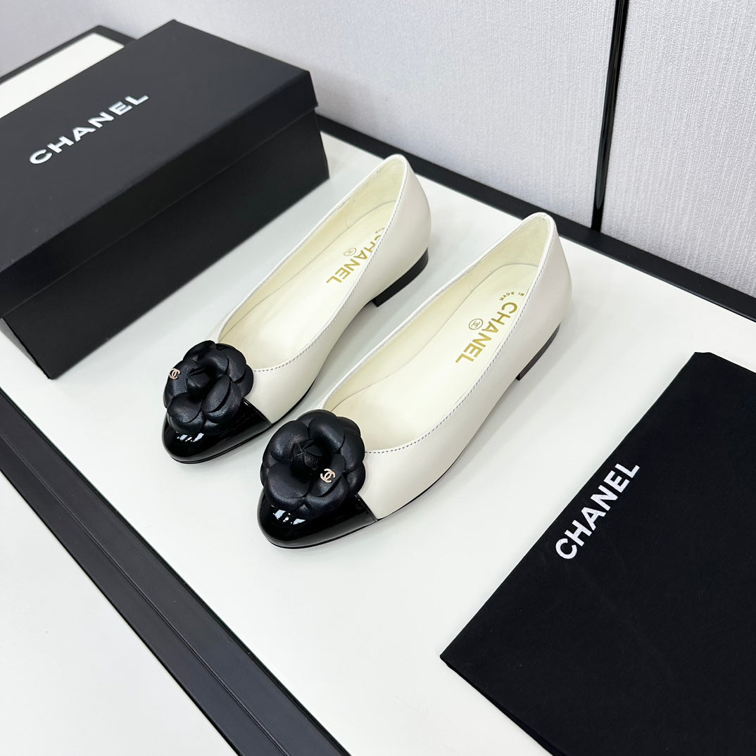 CHANEL ballet flat flower cream calfskin black patent calfskin