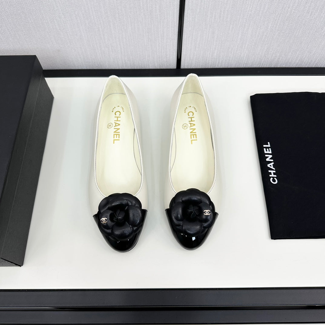 CHANEL ballet flat flower cream calfskin black patent calfskin