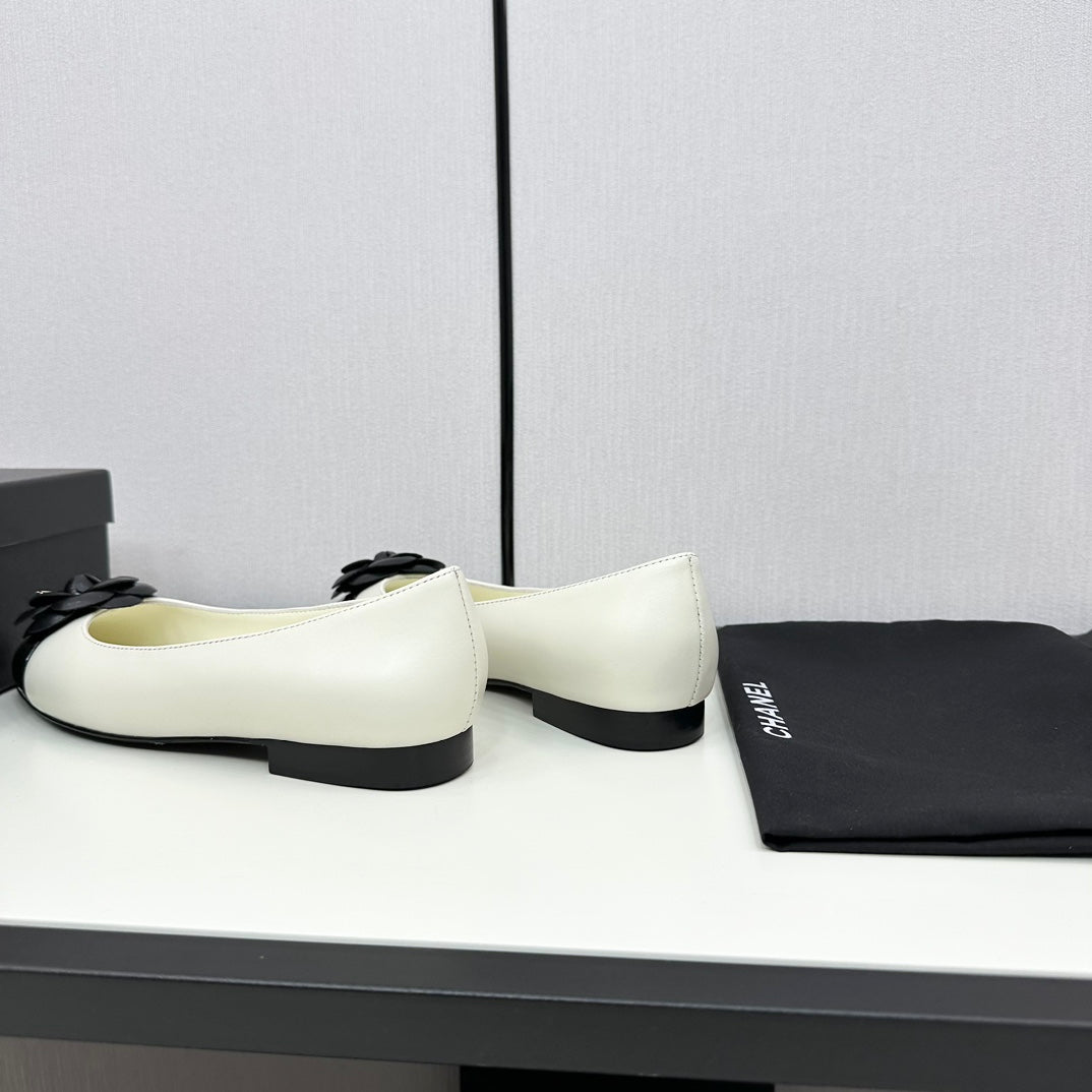CHANEL ballet flat flower cream calfskin black patent calfskin