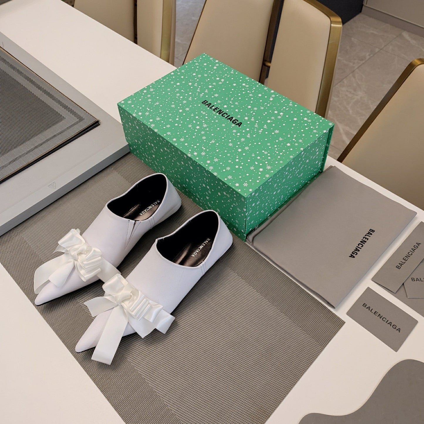 Balanciaga POINTED-TOE FLATS WITH BOW IN WHITE SOFT LAMBSKIN