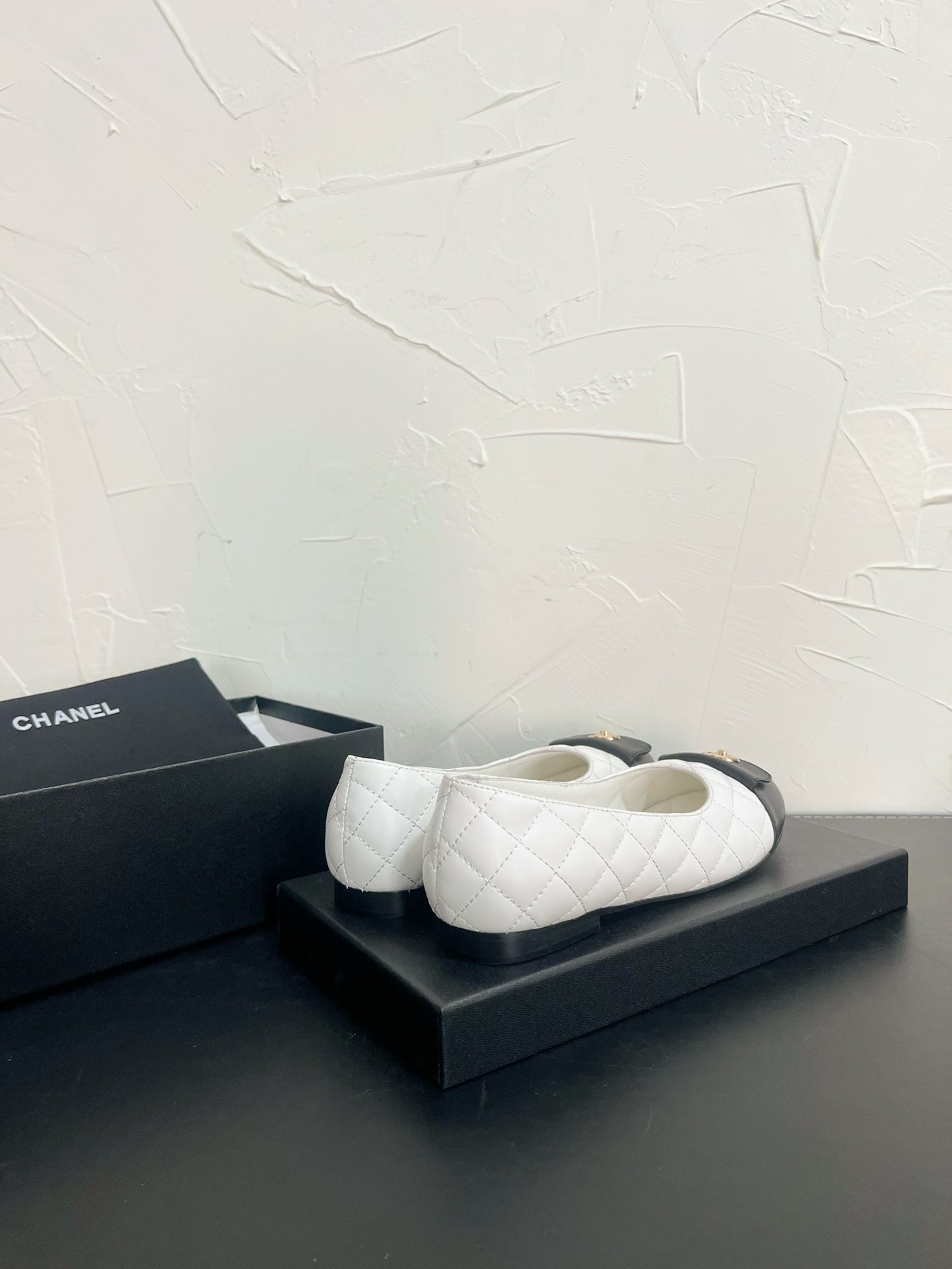 CHANEL Ballet Flats In White Mix Black Quilted Lambskin 949711