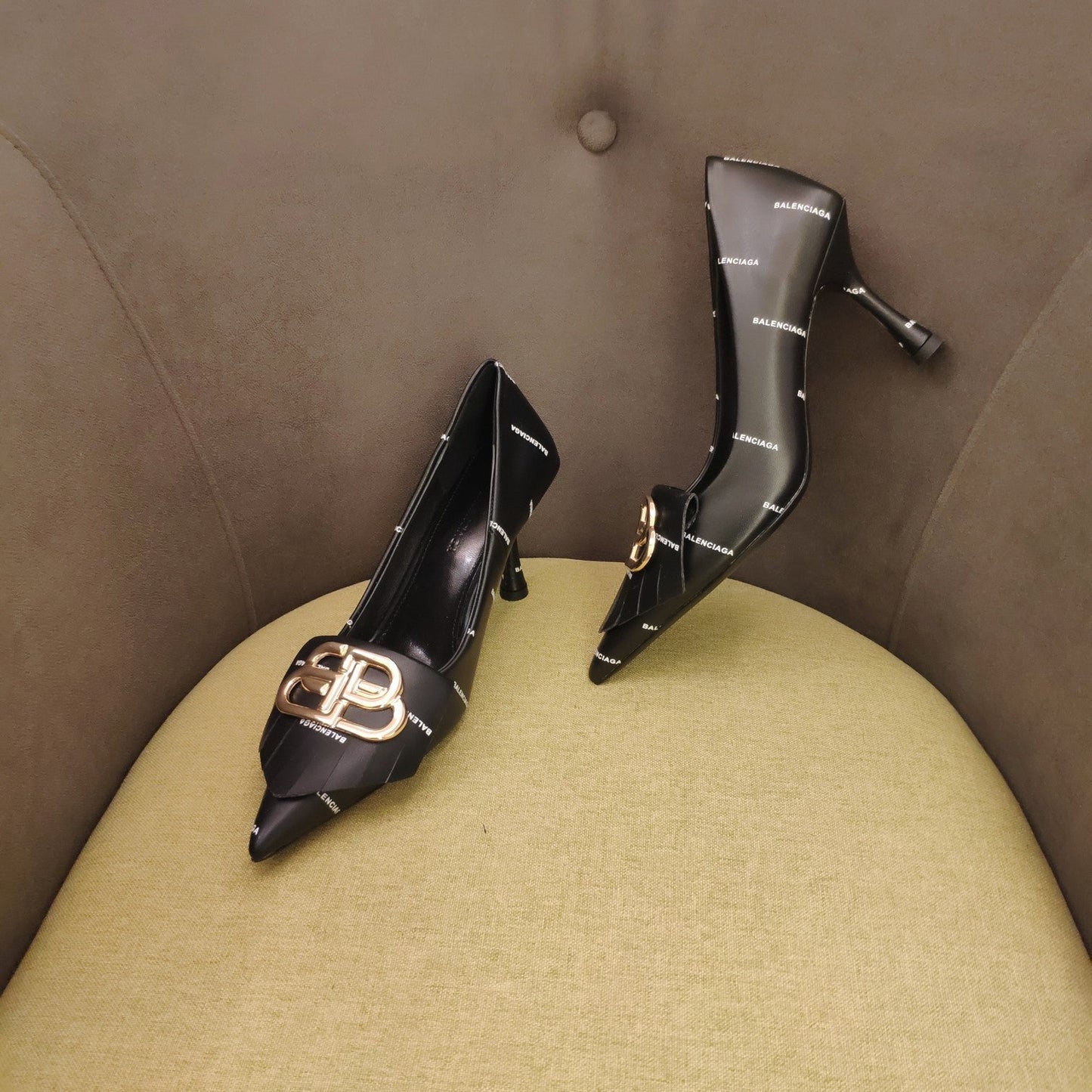 Balanciaga POINTED TOE PUMPS BLACK WITH LOGO PRINT SMOOTH CALFSKIN