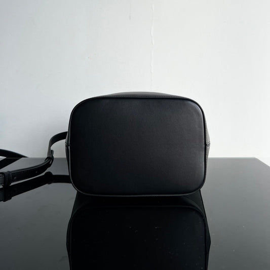Celine BUCKET CUIR TRIOMPHE 24 CALFSKIN BLACK