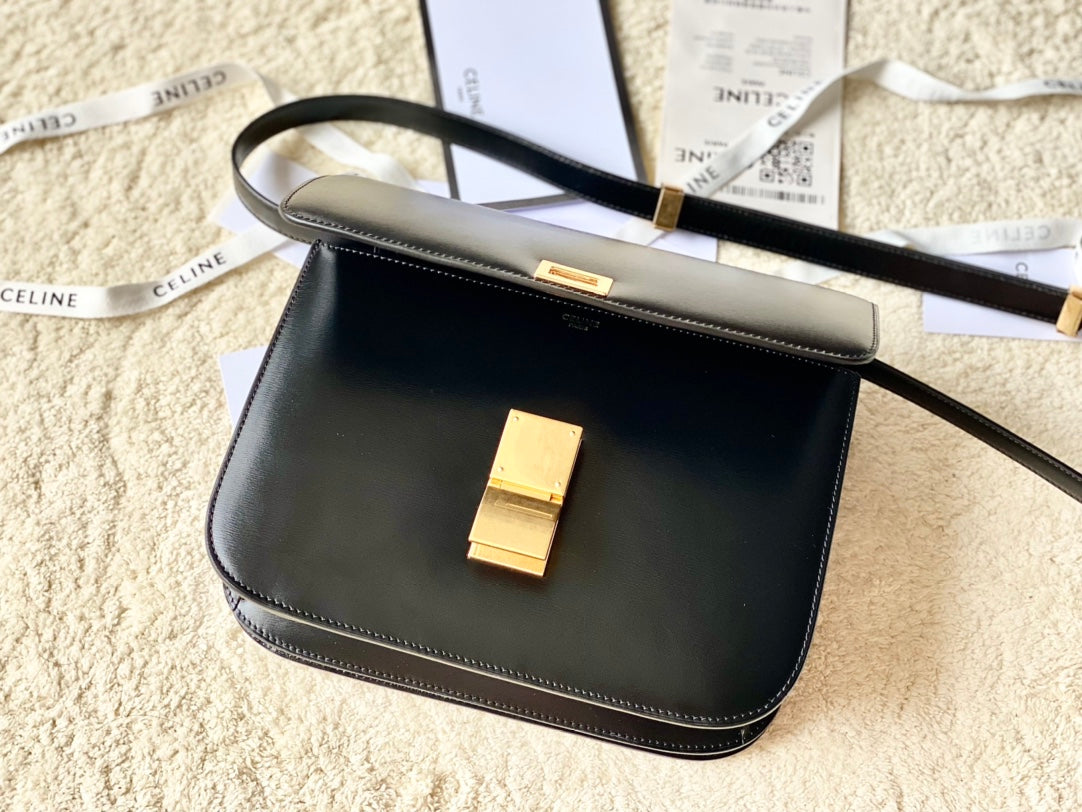 Celine CELINE MEDIUM CLASSIQUE BAG 24CM BLACK CALFSKIN