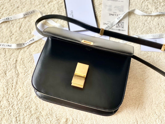 Celine CELINE MEDIUM CLASSIQUE BAG 24CM BLACK CALFSKIN