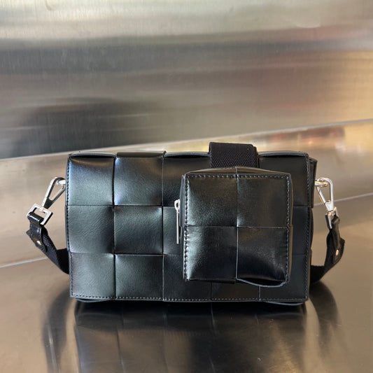 Bottega Veneta CASSETTE 23 BLACK CALFSKIN WITH VERSATILE STRAP