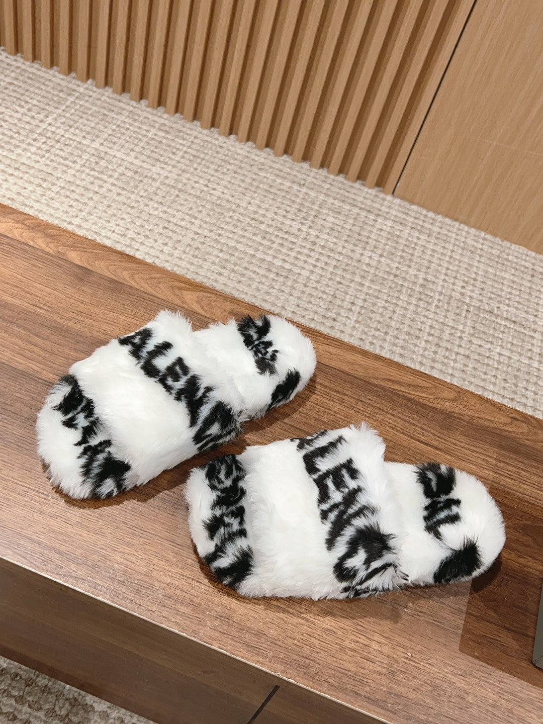 Balanciaga LAMB WOOL SLIPPER WHITE MIX BLACK