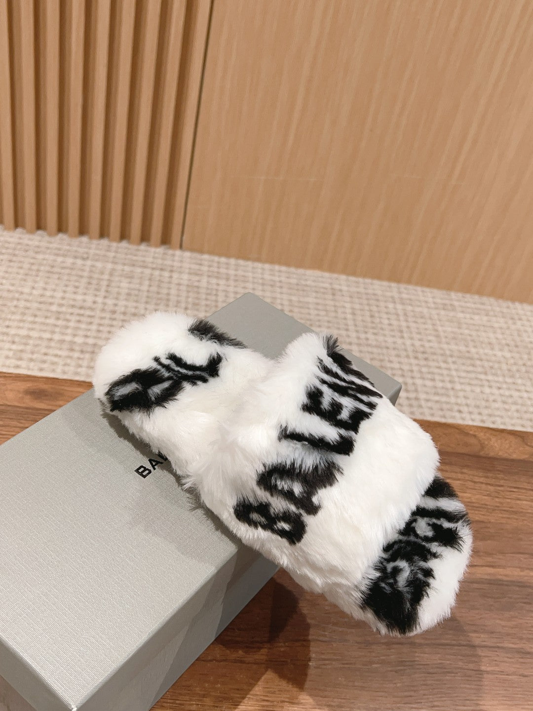 Balanciaga LAMB WOOL SLIPPER WHITE MIX BLACK