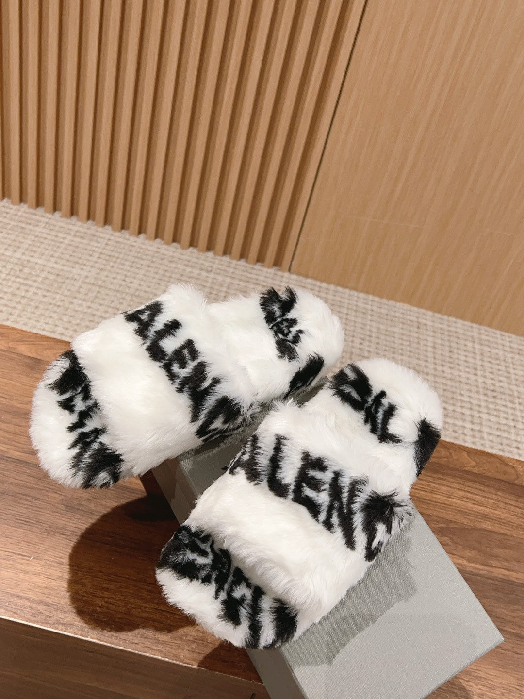 Balanciaga LAMB WOOL SLIPPER WHITE MIX BLACK