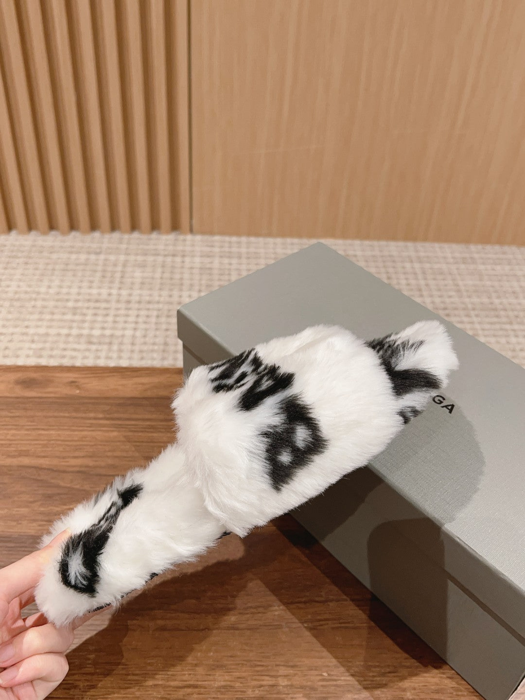 Balanciaga LAMB WOOL SLIPPER WHITE MIX BLACK