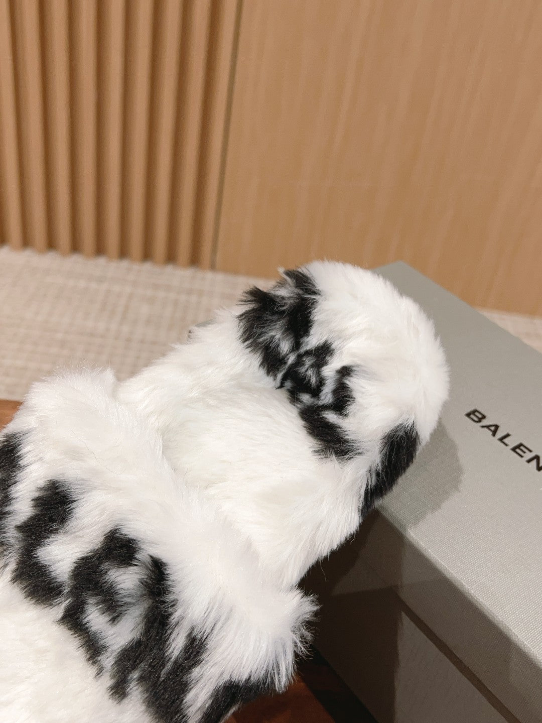 Balanciaga LAMB WOOL SLIPPER WHITE MIX BLACK