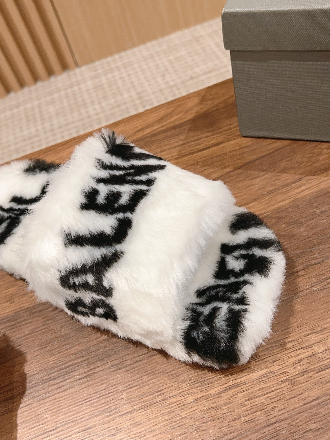 Balanciaga LAMB WOOL SLIPPER WHITE MIX BLACK