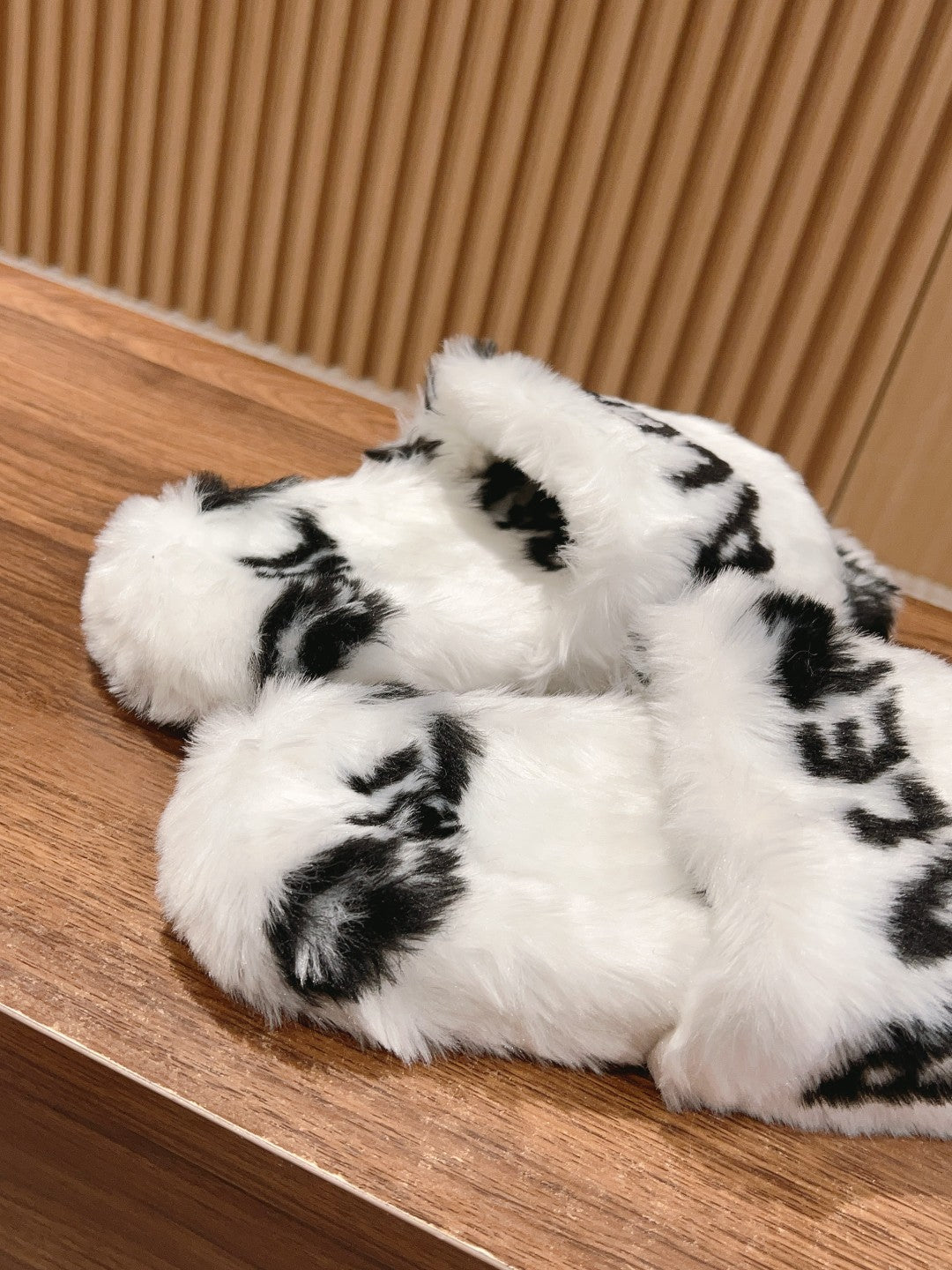 Balanciaga LAMB WOOL SLIPPER WHITE MIX BLACK