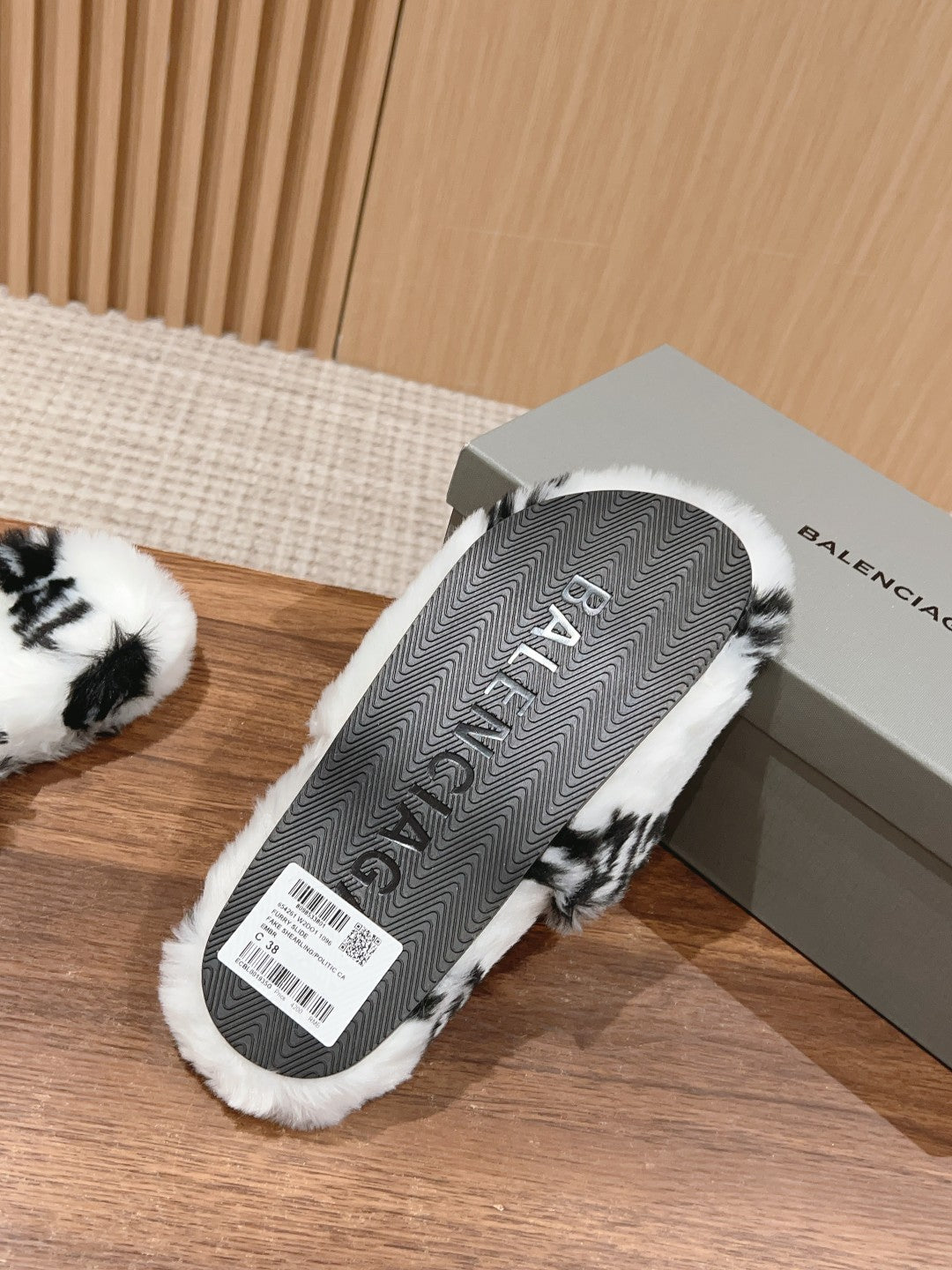 Balanciaga LAMB WOOL SLIPPER WHITE MIX BLACK