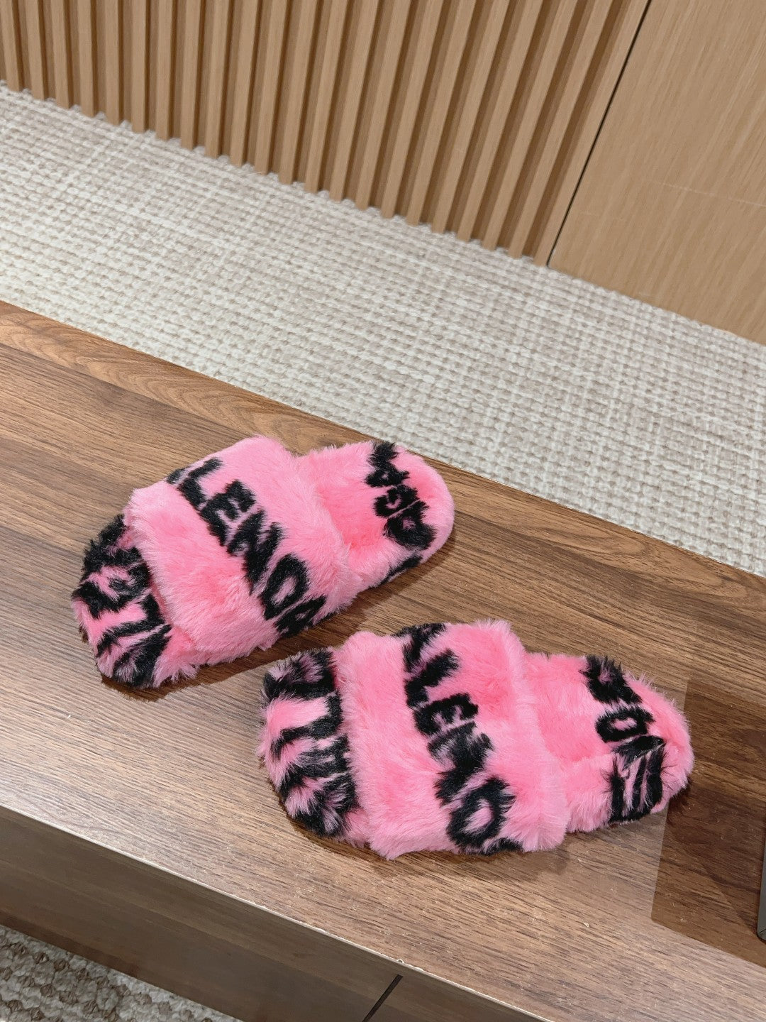 Balanciaga LAMB WOOL SLIPPER PINK AND BLACK